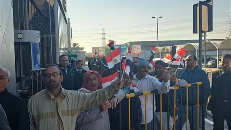 أبناء الجالية المصرية بالكويت يواصلون الإدلاء بصوتهم في ثالث أيام الانتخابات الرئاسية