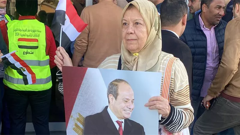 رئيس الجالية بالكويت: المرأة المصرية تقف أمام اللجنة منذ السابعة