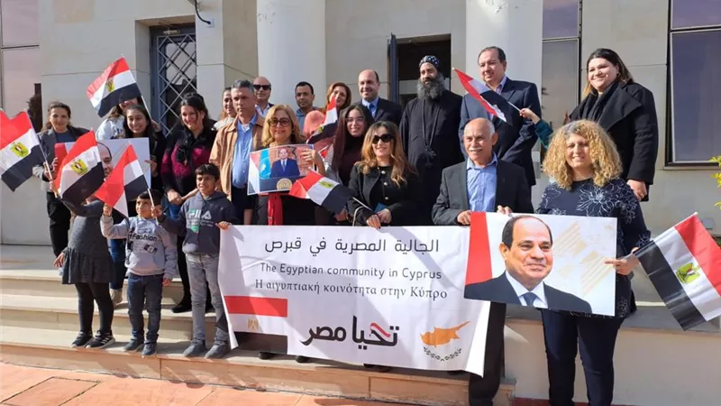 هتافات وطنية ولافتات للرئيس .. ابناء مصر في قبرص يحتفلون في آخر ايام التصويت