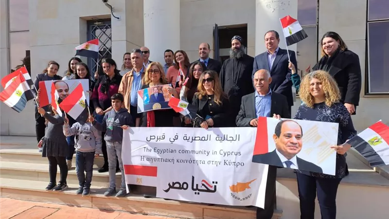 هتافات وطنية ولافتات للرئيس .. ابناء مصر في قبرص يحتفلون في آخر ايام التصويت