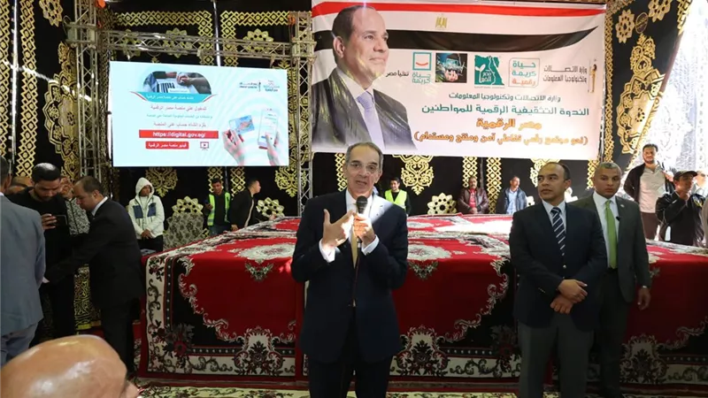 لتطوير العمل بمبادرة حياة كريمة ..طلعت يستمع لأراء المشاركين بندوة للتثقيف الرقمى