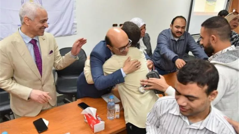 رئيس جامعة أسيوط يشارك الطلاب ذوى الإعاقة بالأحتفال