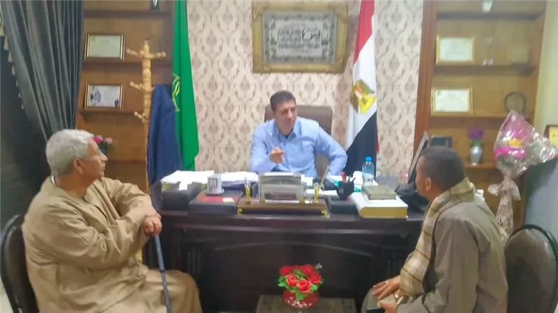 رئيس مدينة سمالوط يواصل استقبال المواطنين لبحث شكواهم