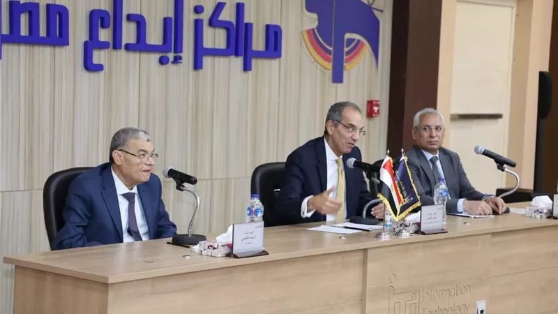 وزير الاتصالات ومحافظ المنيا يتفقدان مركز إبداع مصر الرقمية