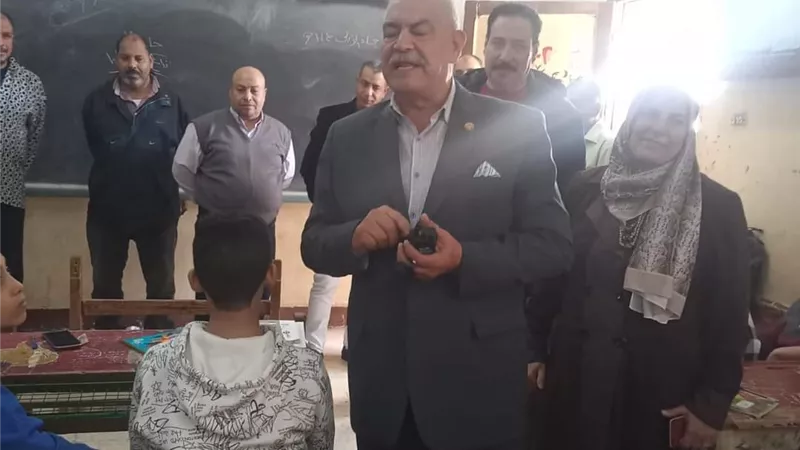 الصناديلى يتفقد الدراسة ومقار الانتخاب بشنبارة