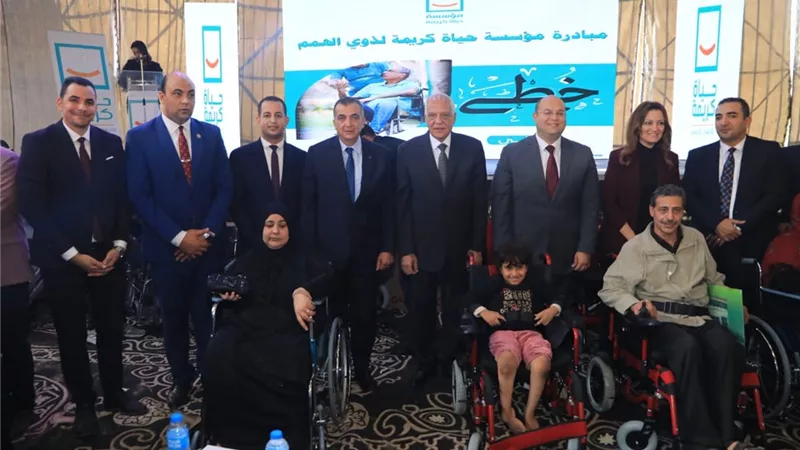 محافظ الجيزة يسلم ١٦٠ كرسي متحرك كهربائي