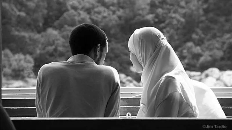 المرأة التي لَعَنَتْها الملائكةُ حتى تُصْبِح