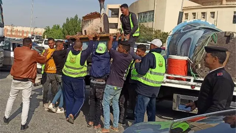 جهاز ٦ أكتوبر يرفع الإشغالات ويعلن التحفظ على معدات المقاولين صور