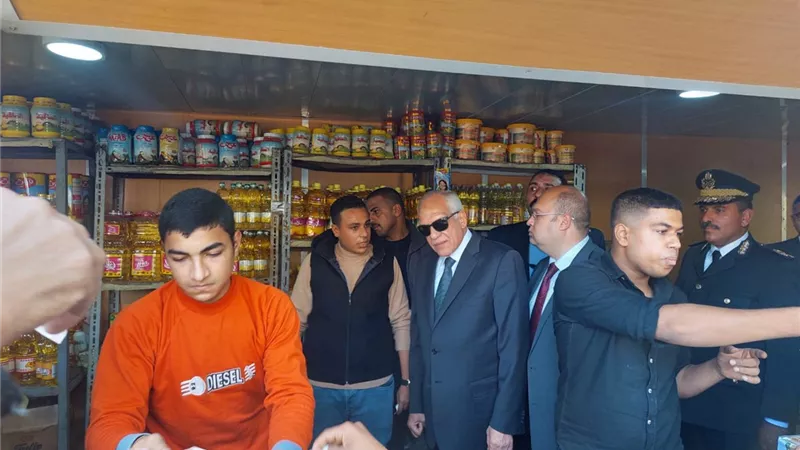 محافظ الجيزة يتفقد المنافذ السلعية بمركز أبو النمرس