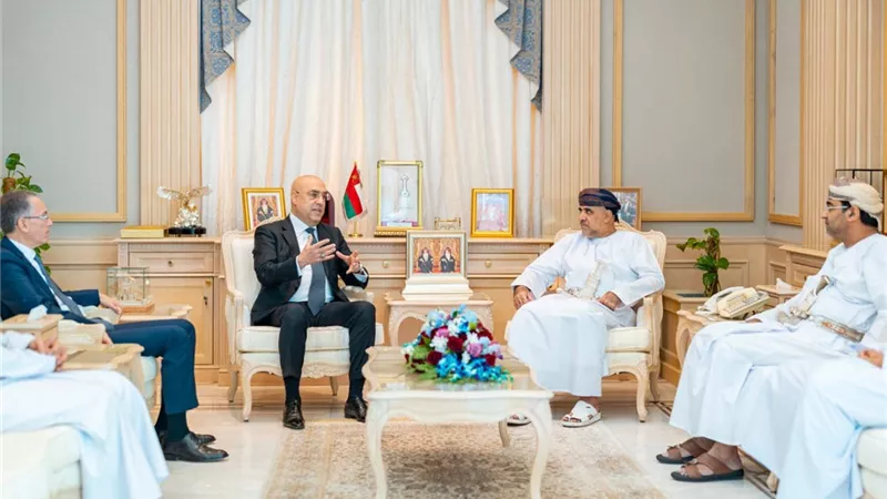 وزير الإسكان يبحث مع نظيره العماني سبل التعاون المشترك