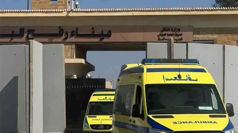 وصول 23 مصابا من قطاع غزة إلى معبر رفح للعلاج في مصر