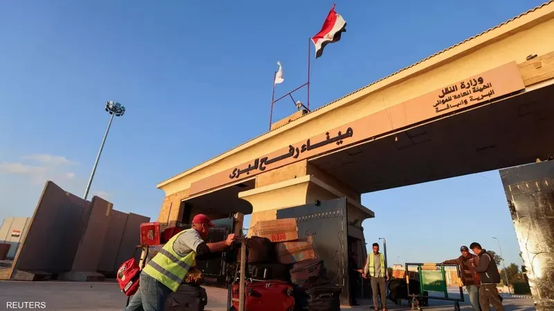 وصول 23 مصابا من قطاع غزة إلى معبر رفح لتلقي العلاج في مصر