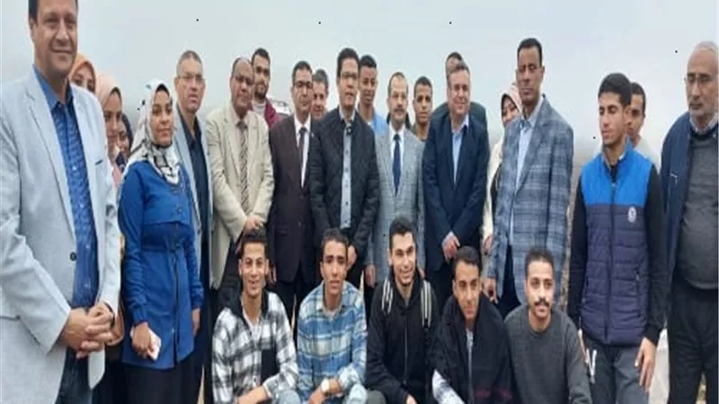 رئيس جامعة بنها يشهد بدء موسم القمح بكلية الزراعة بمشتهر