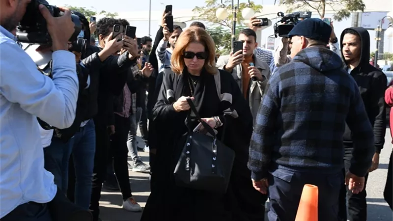 فنانات تؤازرن ريهام عبد الغفور في صلاة الجنازة على والدها.. صور