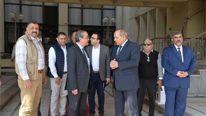 محافظ الإسماعيلية يزور شركة القناة لتوزيع الكهرباء