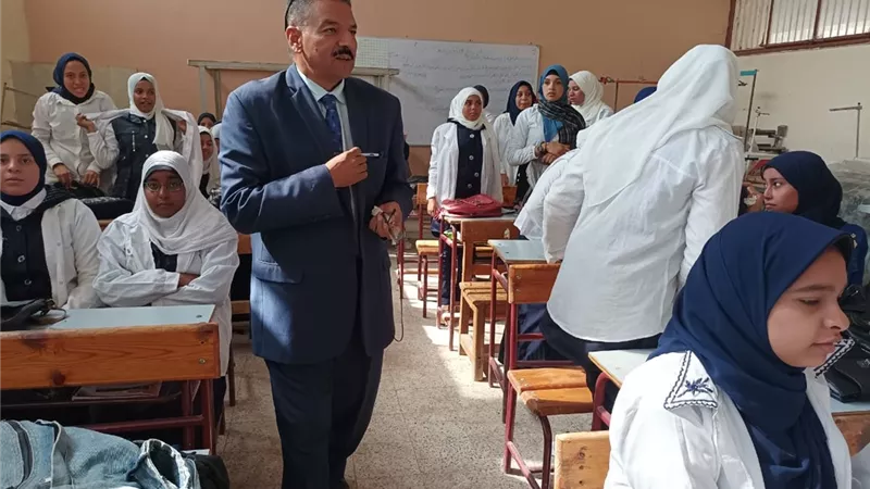 مدير تعليم نجع حمادي يفاجئ الفنية بنات بالألومنيوم
