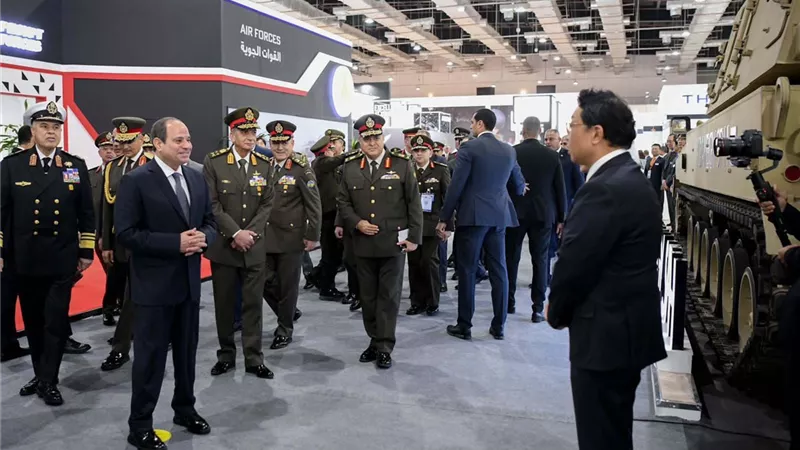وزير الدفاع يلتقي عدداً من قادة الوفود العسكرية على هامش فعاليات المعرض الدولى الثالث للصناعات الدفاعية