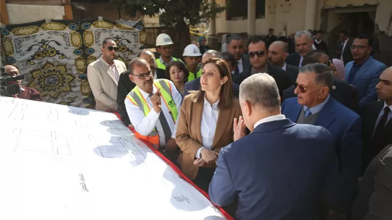 وزيرة الثقافة ومحافظ سوهاج يناقشان خطة عمل المشاريع الثقافية