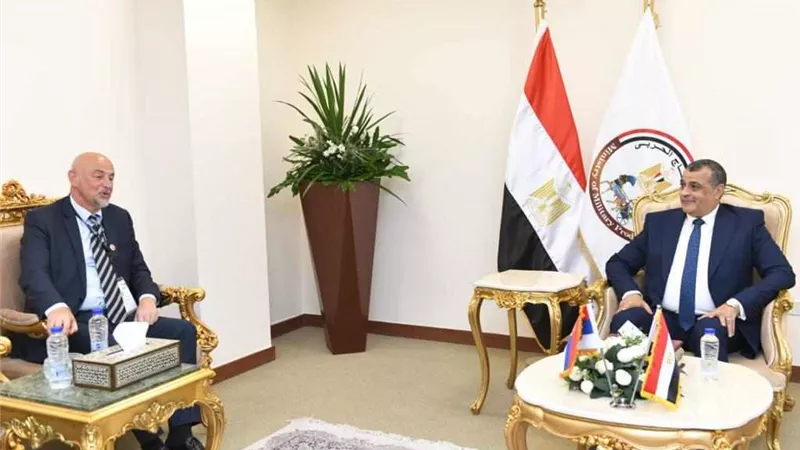 وزير الإنتاج الحربي يلتقي وزير صناعة التكنولوجيا الفائقة بدولة أرمينيا