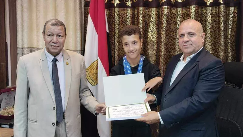 تعليم دمياط يكرم أول العالم في السباحة