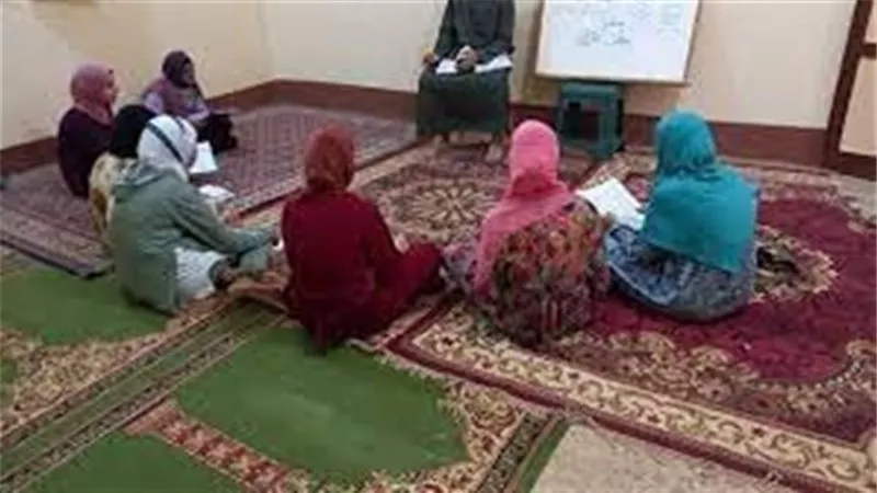 مشروعية تحفيظ الرجل القرآن للفتيات بعد سن البلوغ