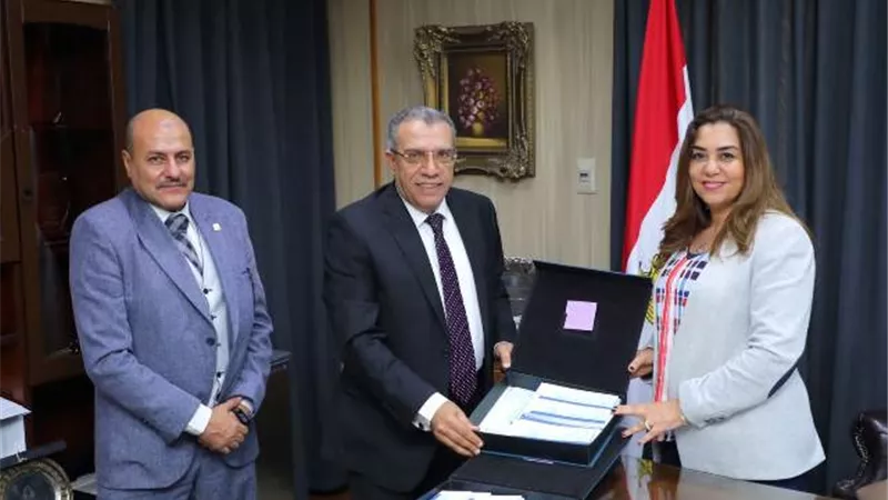 محافظ دمياط تشيد بجهود البنك الزراعي لدعم الأسر الأكثر إحتياحا
