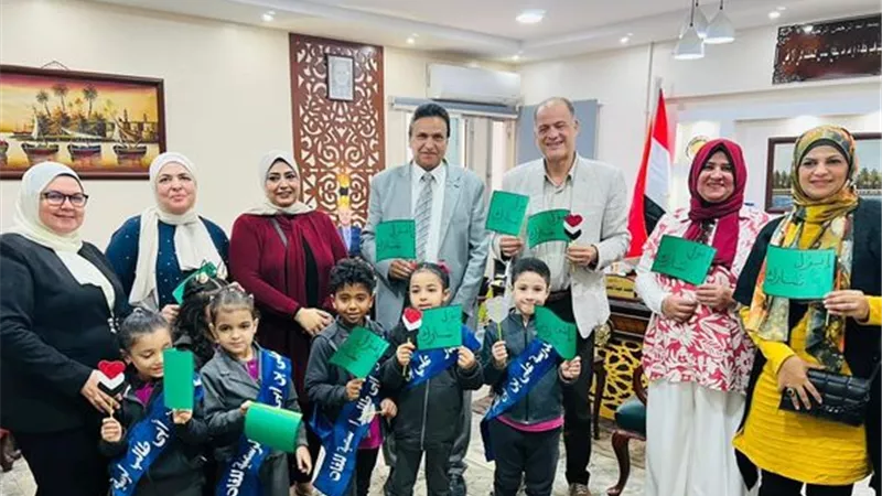 مدير تعليم الإسماعيلية يشارك الطلاب في مبادرة انزل شارك
