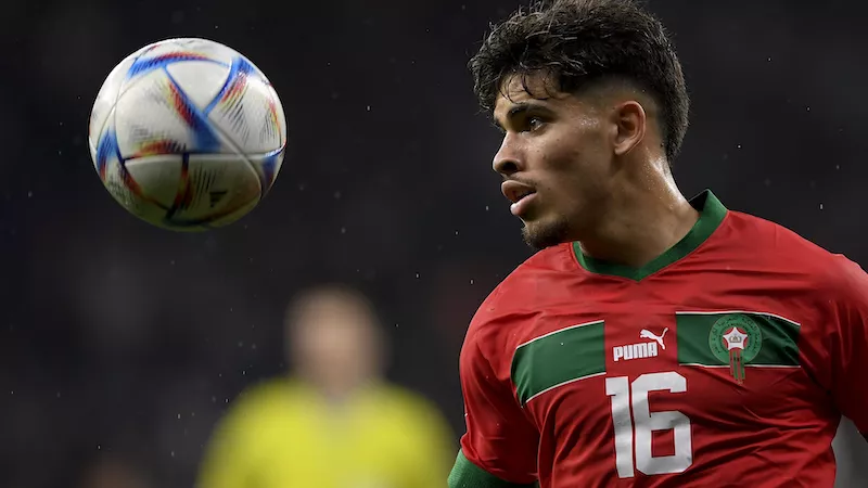 نجم مغربى مطلوب في الدوري الإنجليزي.. وبرشلونة يكشف موقفه