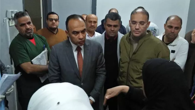 نائب المحافظ يتابع حالة المصابين بحادث انقلاب أتوبيس بالصحراوي