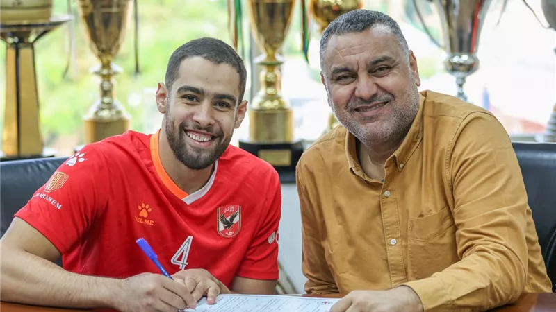 العوضي يعلن تجديد عقود ثلاثي رجال يد الأهلي
