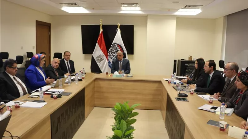 وزير قطاع الاعمال يوجه بضرورة الالتزام بالجدول الزمني لمشروع تطوير صناعة الغزل