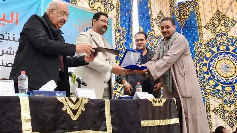 قيادات الزراعة يكرمون مزارعي البطاطس الأعلى إنتاجية بالمنيا