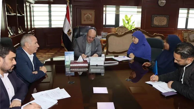 محافظ بني سويف يقرر صرف إعانة مالية لإحدى السيدات المُعيلات