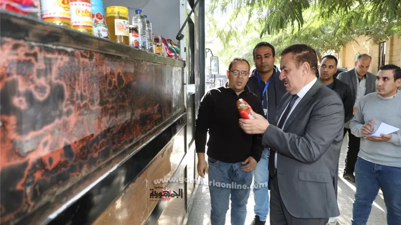 بالصور : محافظ المنوفية يتفقد المنافذ المتنقلة للسلع الغذائية