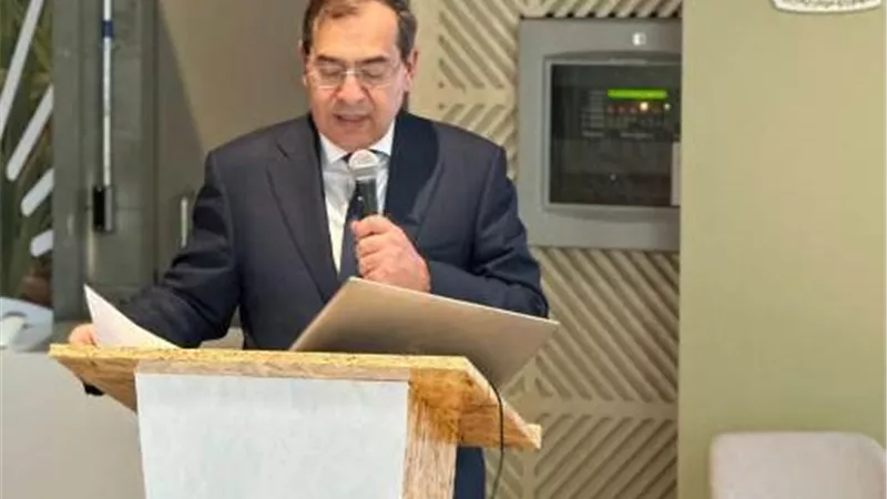 الملا يستعرض جهود قطاع البترول لخفض الانبعاثات والتحول الطاقى