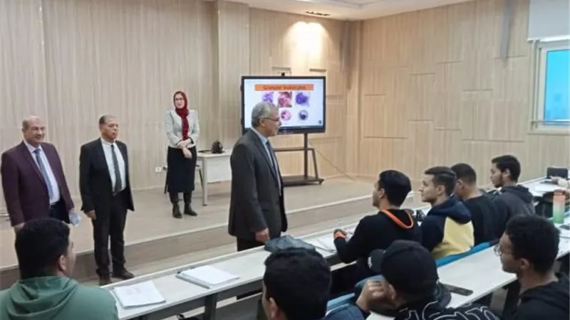 رئيس جامعة الزقازيق يتفقد الجامعة الأهلية بالعاشر