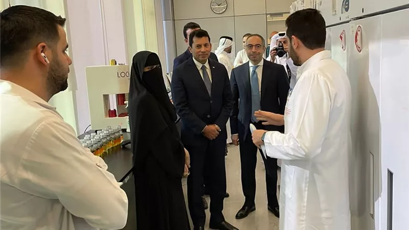وزير الشباب والرياضة يتفقد معمل مكافحة المنشطات القطري