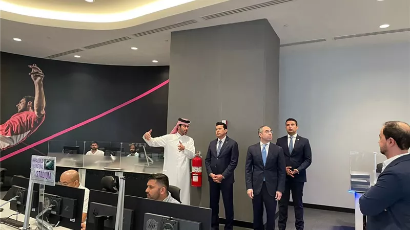 أشرف صبحي يتفقد مركز المراقبة والتحكم في كافة الاستادات بقطر