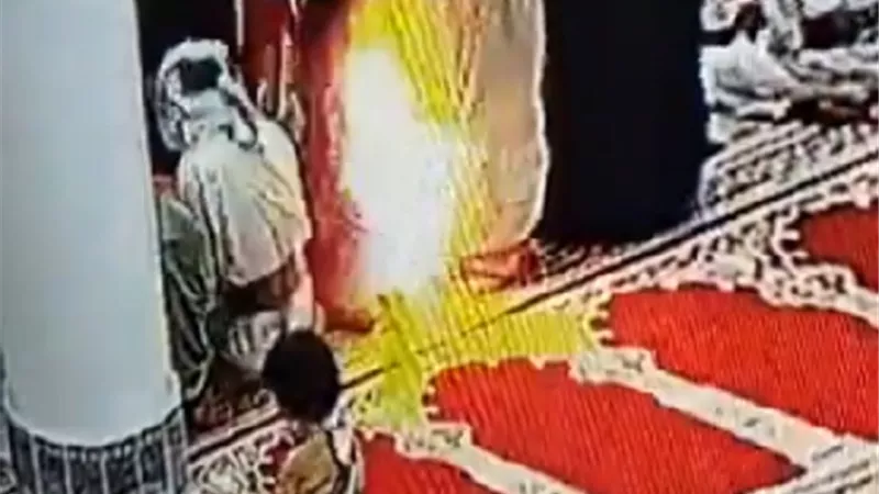 لحظة اشتعال النيران فجأة في ملابس أحد المصلين بمسجد بمأرب | فيديو