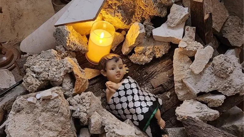 مجسم لرضيع وسط الأنقاض بدلا من شجرة عيد الميلاد بكنيسة في بيت لحم