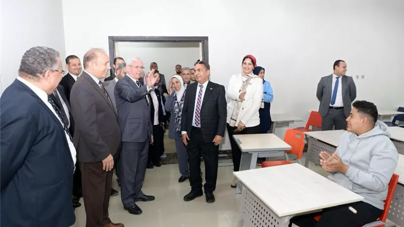 رئيس مجلس الأمناء بجامعة المنصورة الأهلية يتفقد منشآت الجامعة