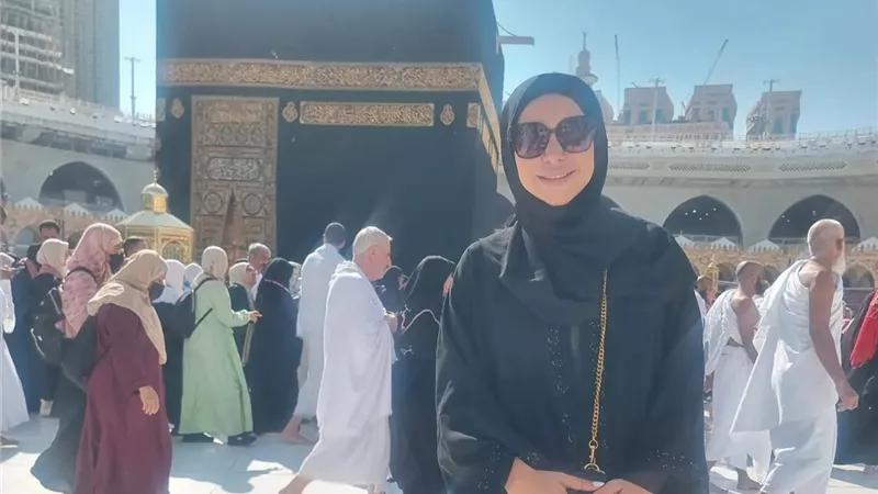 إنجي علاء تؤدي مناسك العمرة بعد انفصالها عن يوسف الشريف