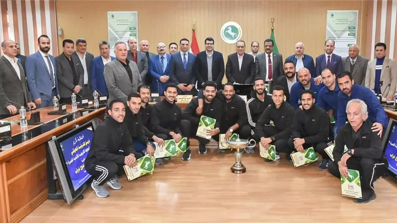 محافظ الشرقية يُكرم لاعبي فريق الهوكي بنادي الشرقية الرياضي