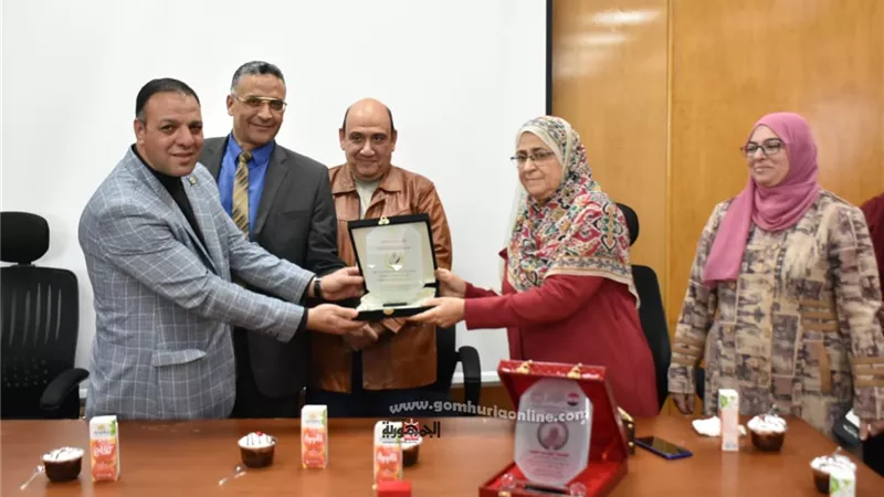 الإدارة الهندسية بجامعة السادات تحتفل بمديرالصيانة لبلوغها المعاش