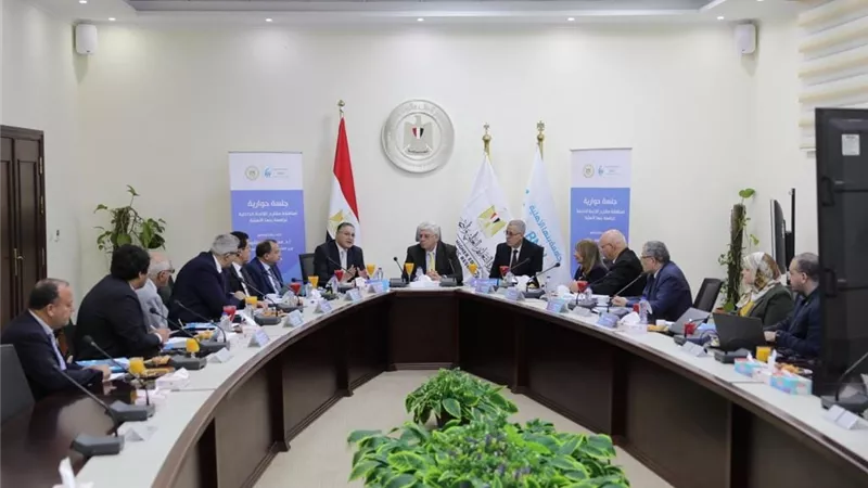 وزير التعليم العالي يناقش اللائحة الداخلية لجامعة بنها الأهلية