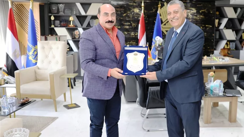 محافظ أسوان يكرم مدير مديرية التربية والتعليم لبلوغه سن المعاش