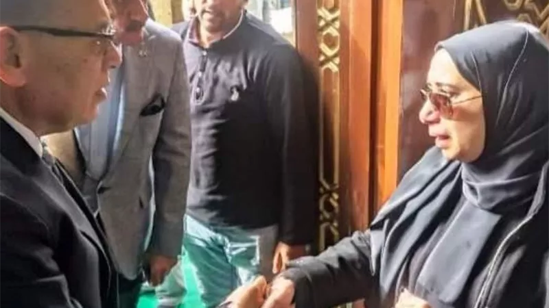 محافظ الشرقية يؤدي واجب العزاء لنائبة المحافظ في وفاة والدتها