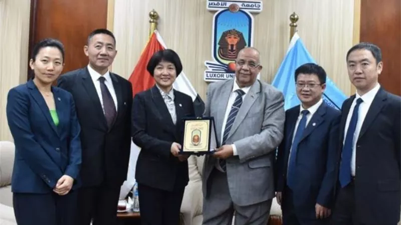 رئيس جامعة الأقصر يستقبل وفد من جامعة شمال الصين