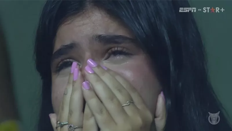 صور..بكاء جماهير ولاعبى سانتوس بعد هبوط الفريق إلى الدرجة الثانية