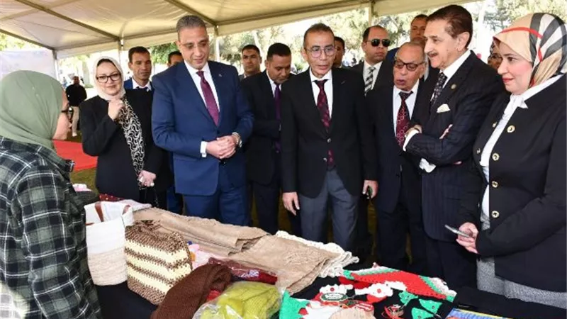 محافظ الفيوم ورئيس جامعة مصر للعلوم يفتتحان معرض «أيادي مصرية»